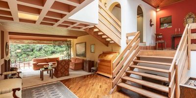 Nos complace presentar esta casa, que es un clásico con arquitectura posmodernista que abraza las formas y geometrías inesperadas para dar lugar a una grandilocuencia que captura al ojo desprevenido. Evocando belleza y complejidad arquitectónica, nos sorprende la luz natural atravesando geometrías puras que dan calidez y personalidad a los espacios, en algunos casos; bastante cinematográficos, como su hall de escalera o recibidor. Una casa que cuenta con patio y lavadero de tanque amplio, (de los que ya no se ven) y que se deja revitalizar para darle gloria y modernidad si se quisiera. Conozca esta casa con 3.000 m2 de lote que le permiten un jardín extenso y totalmente plano para disfrutar con su familia y amigos, con personalidad y estilo old school, pero que se deja actualizar y le permite vivir en un ambiente campestre a solo 15 min de Bogotá. Puede llegar caminando al Carulla de Patios, al Spinning GYM o a las canchas de padle de patios y además; ¡No tiene que cruzar e...