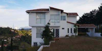 Estas buscando el lugar ideal para vivir rodeado de tranquilidad, seguridad y naturaleza? Esta casa en arriendo es justo lo que necesitas. Ubicada en condominio cerrado sobre la via al Santuario, a tan solo 8 minutos del casco urbano de Marinilla, te ofrece la combinacion perfecta entre comodidad y conexion con la naturaleza. La propiedad cuenta con espacios amplios y luminosos, distribuidos en comodas habitaciones ideales para el descanso y la vida en familia. Ademas cuenta con un apartaestudio totalmente independiente.
 Disfruta de una vista panoramica, rodeado de zonas verdes que invitan al relax y al contacto con el entorno natural. Ademas, el condominio cuenta con circuito cerrado de seguridad, brindandote la tranquilidad y privacidad que tu familia merece. Es el lugar perfecto para quienes buscan un ambiente campestre sin alejarse de la ciudad. Contactanos para brindarte mas informacion! 
