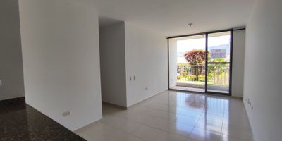 Descubre este encantador apartamento en Piedecuesta, ubicado en una zona tranquila y de fácil acceso. ?️ Cuenta con 3 habitaciones, 2 baños, cocina tipo americana y un acogedor balcón perfecto para disfrutar de la vista. El conjunto ofrece una experiencia de vida completa con piscina, gimnasio, zona BBQ, juegos infantiles, sauna, turco y amplias zonas verdes ideales para compartir en familia. ? Además, su cercanía a rutas de transporte, colegios y parques lo convierte en una opción perfecta para quienes buscan comodidad y bienestar en un mismo lugar.