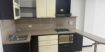 Apartamento en Arriendo con muy buena ubicación en Los Alpes de facil acceso, amplios espacios y ventilación e iluminación natural, cuenta con dos habitaciones, dos baños, pisos en cerámica, cocina integral mesón granito, estufa y calentador a gas, zona de ropas. En conjunto cerrado con salon comunal y un parqueadero cubierto. Ademas vigilancia las 24 Horas. Inmuebles sujetos a verificación de disponibilidad