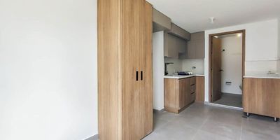 Apartaestudio en Arriendo – Sector Santa Mónica, Medellín (Piso 2)
Este moderno apartaestudio tipo loft es la opción perfecta para quienes buscan un espacio funcional, acogedor y con excelente ubicación. Ubicado en el sector Santa Mónica, ofrece fácil acceso a vías principales, transporte público y una amplia oferta de comercios y servicios.Cuenta con 20 m² bien distribuidos, cocina integral con red de gas y calentador, zona de ropas, un baño completo, clóset y una agradable vista al exterior que le aporta muy buena iluminación natural.Ideal para quienes desean vivir solos o en pareja, en un ambiente moderno y práctico, con todo lo necesario para disfrutar de la comodidad y tranquilidad de uno de los sectores más tradicionales de Medellín.
Servicios compartidos
COD 8519