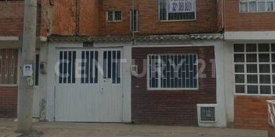 Vive o invierte en esta increíble casa de 65.05 m2, con espacios amplios versátiles para disfrutar en familia o emprender tu negocio. Características: cuatro habitaciones cómodas, dos baños completos, sala comedor espaciosa, cocina practica y funcional, y cuenta con garaje para dos vehículos o área comercial. Ubicada en un sector estratégico de Soacha, con acceso a transporte, colegios, parques, y todo lo que necesitas cerca.