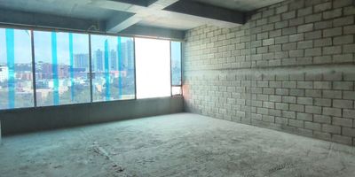 Oficina en arriendo ubicada en el Centro Comercial Cañaveral, ideal para iniciar tu empresa en una ubicación privilegiada. Es una oficina para estrenar, en obra gris, que cuenta con espacio independiente para baño, parqueadero cubierto y acceso a zonas comunes como salas de juntas, auditorios, terraza y baños públicos. Dispone de servicios públicos básicos (agua, energía, internet), excepto punto de gas. El centro comercial concentra las principales entidades financieras y garantiza un entorno estratégico y de alto flujo comercial.