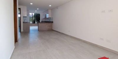 Encantadora casa en arriendo ubicada en Pietrasanta Campestre, Rionegro. Propiedad de dos niveles en excelentes condiciones, con amplios espacios, acabados modernos y excelente iluminación natural. Cuenta con 4 cómodas habitaciones, sala-comedor, baño social y 2 baños privados, cocina amplia e iluminada, zona de ropas, estudio y garaje para un vehículo. Ubicada en un sector tranquilo y agradable, cercano a la zona comercial de San Antonio de Pereira, colegios, centros comerciales, restaurantes, Clínica Somer y City Médica. Además, ofrece fáciles vías de acceso y rutas de transporte cercanas.