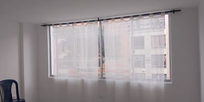 Este acogedor apartamento de 60 m² ubicado en una zona tranquila de Piedecuesta es perfecto para quienes buscan comodidad, seguridad y una excelente relación costo-beneficio. Cuenta con 2 habitaciones ?️, 2 baños, cocina semi integral ?️, espacios bien distribuidos y parqueadero comunal.

El conjunto cerrado ofrece diversas amenidades: piscina ?, salón social ?, cancha múltiple ?, zonas verdes ?, juegos infantiles ?? y vigilancia 24 horas ?. A solo minutos de colegios, transporte público y comercio ?, lo que lo convierte en una opción ideal para familias o inversionistas.