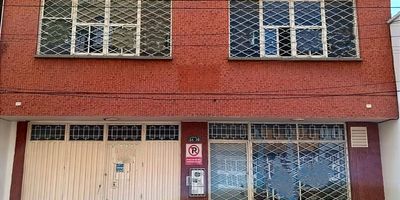 En esta bodega de amplios espacios y dos niveles, podrás plasmar tu negocio. Cuenta con área de oficinas, cafetería, depósito y garaje. Excelente ubicación con vías de rápido acceso.