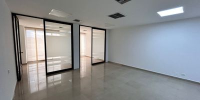 La oficina idial en arriendo en Cañaveral: con recepción y oficinas privadas. Espacio profesional con dos oficinas privadas y recepción delimitada. Distribución óptima para productividad y privacidad en una ubicación estratégica. Contáctanos para más información.