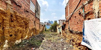 Me Cuadra Inmobiliaria presenta este lote en venta de 266 m² ubicado en el barrio Aurora de Bucaramanga, ideal para proyectos de uso mixto en una zona con alto potencial de valorización. Con acceso directo a vías principales, cercanía a transporte público, centros comerciales y zonas residenciales, este lote se encuentra en un entorno dinámico, perfecto para desarrollar comercio, vivienda o inversión institucional. Su ubicación estratégica lo convierte en una excelente opción para quienes buscan desarrollar en una zona urbana consolidada con gran proyección.