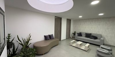 Este apartamento completamente remodelado en Cañaveral combina estilo y funcionalidad. Con acabados modernos, una amplia terraza y espacios generosos, es ideal para disfrutar en familia. Ubicado en una de las mejores zonas, tendrás todo cerca: centros comerciales, supermercados, colegios y más. ¡Descubre el hogar que lo tiene todo!