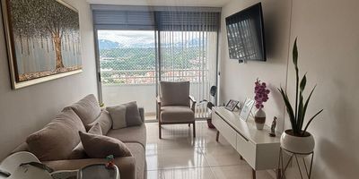 Apartamento en venta en Girón es una excelente oportunidad para quienes buscan vivir en un conjunto cerrado moderno, Ubicado en piso alto y con con ascensor, el inmueble cuenta con 3 habitaciones, 2 baños, cocina integral, zona de ropas, sala-comedor y un balcón con vista,  parqueadero cubierto, Cuenta tambien con zona social: piscina, gimnasio, juegos infantiles, zona de BBQ y vigilancia 24 horas. de estrato 4 combina diseño funcional, ambiente tranquilo y cercanía a Bucaramanga.