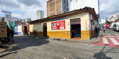 ¿Estás buscando una oportunidad única para iniciar o expandir tu negocio en una ubicación privilegiada? ¡No busques más! Tenemos el lugar perfecto para ti: un amplio local comercial dividido en dos espacios funcionales: una tienda y un talle de latonería y pintura, todo en un mismo lugar. Con un área total de 480 m2, este espacio ofrece la versatilidad que necesitas para hacer realidad tus sueños empresariales. Ubicado estratégicamente en el corazón del centro de la ciudad, este local cuenta con un flujo constante de clientes gracias a su proximidad a rutas de transporte público y su ubicación en una zona altamente comercial. Imagina tener tu negocio en un lugar donde la visibilidad y el tráfico de personas son garantizados.