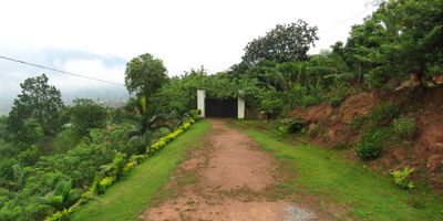Descubre esta maravillosa parcela con opción de Permuta; con un área de 2300 m² ubicada en Piedecuesta, donde podrás disfrutar de la tranquilidad y el espacio que siempre has soñado. La propiedad incluye una acogedora casa de 94 m², con sala comedor, cocina integral, 2 habitaciones, baño y una encantadora terraza para relajarte con vistas espectaculares. Además, tendrás el privilegio de contar con un cultivo de yuca y cítricos ya establecido, que añade un toque especial a este paraíso natural.