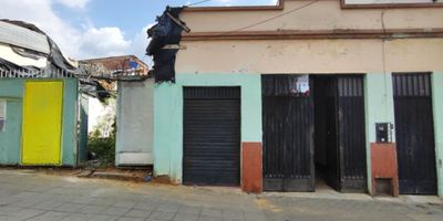 Tenemos el placer de presentarles una oportunidad única en San Francisco, Bucaramanga: dos lotes de medidas de 200m² los cuales conformarian 400 m² juntos, perfecta para plasmar tu negocio o tu vivienda. Con una ubicación privilegiada en uno de los sectores más cotizados de la ciudad, este terreno ofrece un sinfín de posibilidades para hacer realidad tus proyectos.