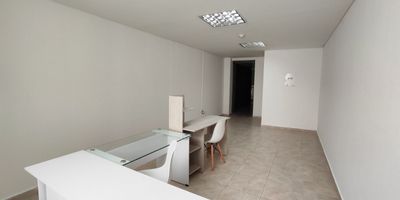 Te presentamos un local comercial en venta , Rodeado de importantes instituciones como la Alcaldía, la Gobernación y la Casa del Libro, así como del emblemático Puente de la Novena y centros comerciales cercanos, este local goza de una ubicación inigualable con alto flujo de personas