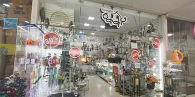 ¡Imagina ser dueño de un local estratégicamente ubicado en el Centro Comercial San José Plaza, en una zona altamente concurrida y comercial de la ciudad!

Este local ofrece una combinación perfecta de ubicación privilegiada y tamaño adecuado para una amplia variedad de negocios y emprendimientos. 
Situado en el reconocido Centro Comercial San José Plaza, este local se encuentra en una de las zonas más transitadas y comerciales de Bucaramanga, garantizando una exposición máxima para tu negocio.Con un total de 21 m2, este local ofrece un espacio óptimo que es tanto funcional como rentable. Es ideal para tiendas, boutiques, cafeterías, oficinas pequeñas y una variedad de otros negocios.