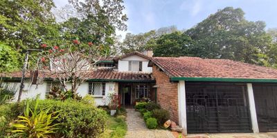 Este amplio lote de 3749 m² se encuentra en el sector de La Mata, Piedecuesta, Santander, y ofrece un gran potencial para quienes buscan espacio y comodidad. Con 5 habitaciones y 4 baños, la propiedad es perfecta para familias numerosas o proyectos residenciales. La casa cuenta con una cocina abierta y semi integral, ideal para quienes disfrutan cocinar y socializar al mismo tiempo. Además, dispone de área de BBQ, perfecta para reuniones y celebraciones al aire libre, así como un parqueadero descubierto con capacidad para dos vehículos. Su ubicación estratégica facilita el acceso a las vías principales, y las zonas verdes que rodean la propiedad crean un ambiente relajado y natural. ¡Un lugar ideal para vivir y disfrutar del entorno!