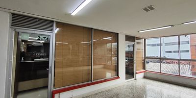 Te presentamos una joya comercial: un espacioso local de 55 metros cuadrados, estratégicamente ubicado en un prestigioso centro comercial en uno de los sectores más concurridos de la ciudad.