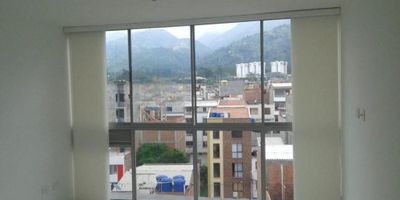 Excelente apartamento en venta de 40 m2 en piso alto con 2 habitaciones, 1 baño, cocina integral y parqueadero cubierto. Ubicado en conjunto cerrado con piscina, gimnasio, juegos infantiles, salón social y vigilancia 24/7. Con ascensor y fácil acceso a transporte público, es una excelente opción para quienes buscan comodidad y seguridad en una zona estratégica.