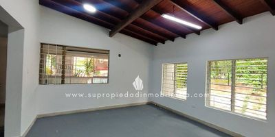 Local en arriendo, Patio Bonito, El Poblado.

Este amplio local en segundo piso destaca por su excelente ubicación y visibilidad, ideal para negocios que buscan un punto estratégico con alto flujo peatonal y vehicular. Su diseño abierto sin divisiones permite adaptar el espacio según las necesidades de tu marca o empresa, ofreciendo versatilidad para usos comerciales, oficinas administrativas o showrooms. Se encuentra en un sector de gran desarrollo empresarial y comercial, a pocos pasos de importantes centros de negocios, restaurantes y vías principales que facilitan el acceso. Cuenta con baño, piso en cerámica, puerta peatonal, y un entorno mixto que potencia la actividad económica. Perfecto para quienes buscan posicionar su negocio en una de las zonas más dinámicas y reconocidas de la ciudad. ¡Aprovecha esta oportunidad para impulsar tu crecimiento y agenda tu visita hoy mismo! Contáctanos.