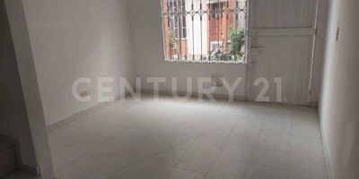 Amplia casa de tres pisos, perfecta para tu familia, consta de  2 habitaciones, 1 baño, Sala comedor amplia con buena iluminación. Excelente ubicación, cerca a paradero, parques, colegios hospitales y centro comerciales