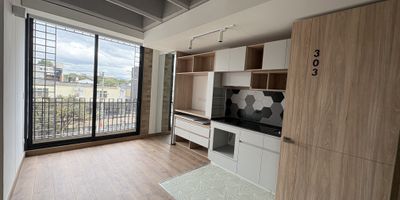 Apartaestudio nuevo y por estrenar, ubicado en la Cra. 48 #91-98, una zona estratégica del norte de la ciudad con excelentes vías de acceso como la Autopista Norte, la Calle 92 y la Carrera 50, que facilitan la conexión con los principales sectores residenciales y comerciales.
Con 22,66 m², este moderno espacio ofrece una habitación, un baño y depósito, ideal para quienes buscan confort y practicidad.
El proyecto, entregado recientemente, cuenta con zonas sociales completas: gimnasio, coworking, salón de juegos, salón social y zona de lavandería.
Una excelente opción para vivir o invertir, en un entorno con alta valorización, conectividad y calidad de vida.