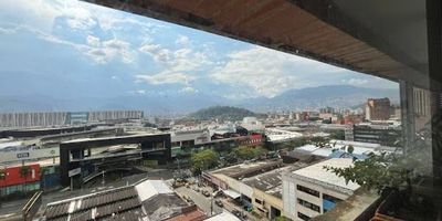 Excelente apartamento de 73 metros aproximadamente dúplex, cuenta con 2 habitaciones, 2 closet, salón-comedor, 2 baños 1de ellos cabinados, con vista al exterior, cocina integral, red de gas y calentador, 1 parqueadero cubierto, ubicado en excelente sector de san diego cerca al centro comercial premium plaza, a galerías de san diego y a el centro comercial san diego.