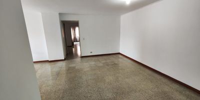 Este amplio apartamento en arriendo es ideal para familias grandes o quienes buscan comodidad y espacio. Cuenta con 4 alcobas, cada una con excelente iluminacion y ventilacion natural, ademas de una alcoba de servicio con bano independiente. La sala y el comedor son generosos, perfectos para compartir en familia o con amigos. Esta ubicado en un sector estrategico, con facil acceso a transporte publico, cerca del centro de la ciudad, del Estadio y de la estacion del Metro Suramericana. La zona es segura, tranquila y cuenta con buena vigilancia. El edificio ofrece una excelente administracion, lo que garantiza el buen mantenimiento de las zonas comunes y la tranquilidad de los residentes. La ubicacion es inmejorable para quienes valoran estar cerca de todo: centros comerciales, supermercados, colegios, zonas deportivas y culturales. Un lugar comodo, bien ubicado y con todos los beneficios para disfrutar de una excelente calidad de vida.