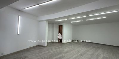 Local en arriendo, Patio Bonito, El Poblado.

Local de 45 m² con frente de 3 m y fondo de 15 m, ubicado en el primer piso de un edificio residencial, ideal para negocios que buscan visibilidad y flujo constante de personas. Cuenta con un baño, piso en cerámica y puerta tipo persiana. Su diseño abierto con pocas divisiones facilita la adecuación para distintos tipos de comercio u oficinas administrativas. Rodeado de reconocidos puntos de referencia como supermercados, panadería, peluquería y la Milla de Oro, además de su cercanía al Éxito de la 10, EAFIT y la estación del metro Poblado, lo convierten en una ubicación estratégica. En la vía se encuentran celdas disponibles para parqueo, lo que mejora la comodidad para clientes y empleados. Excelente opción para quienes buscan combinar funcionalidad, ubicación y alto potencial comercial. ¡Aprovecha esta oportunidad y agenda tu visita hoy mismo! Contáctanos.