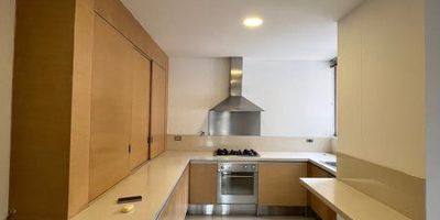COD 7611
Apartamento en Poblado San Fernando, consta de 175 metros, 3 alcobas más 1 de servicio, 3 baños más 1 de servicio, 2 closet incluido el de linos, 2 Vestier, cocina cerrada, sala, comedor, estudio, balcón, zona de ropas amplia, cuarto útil amplio, 1 parqueadero paralelo, portería, ascensor, zonas comunes (Gimnasio, piscina, salón social, sauna, turco, juegos infantiles).
Cerca a supermercados, transporte público, colegios, universidades, centros comerciales.