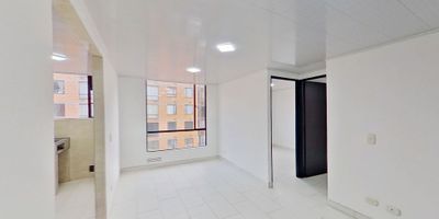 Apartamento en Conjunto Parque Campestre 11 en venta de 44M², con vista interior, ubicado en un 4to piso (Torre 24 Apto 401), acceso por escaleras, parqueadero comunal. Consta de 2 habitaciones, 1 baño, sala comedor, cocina integral y zona de lavandería. Tiene piso cerámico en todas sus zonas. El conjunto cuenta con salón comunal, parque infantil, zonas verdes y vigilancia privada las 24 horas. Cerca a centro comercial Parque Campestre; cerca a tiendas y supermercados de barrio; cerca a colegio Institución Educativa Integrado de Soacha; cerca a paraderos de transporte público e intermunicipal; Vías de acceso por la Carrera 16A y Calle 8A Sur.  NID 37402417214
