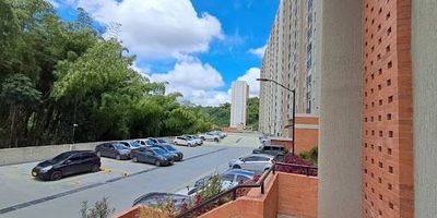  Apartamento en Renta. Vive rodeado de naturaleza, comodidad y tranquilidad, sin renunciar a la cercanía de la ciudad. Este apartamento totalmente amoblado y listo para habitar es ideal para quienes valoran la paz, pero necesitan estar cerca de todo. A pocos minutos de Supermercados. Colegios. Centros de salud. Zonas comerciales. Todo lo esencial, sin largos trayectos ni complicaciones. Disfruta de un espacio armonioso, cómodo y funcional. No se permiten mascotas. ¡Agenda tu visita!