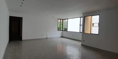 Apartamento en arriendo en Villa Country, ubicado en unidad cerrada cerca a centros comerciales, supermercados, parques, vías principales. Cuenta con 3 habitaciones, 2 baños, sala comedor, estar de tv, hall de acceso, hall de alcobas, pisos en granito, cocina integral con mesón en granito, alcoba de servicios, baño de servicios, zona de ropas, zonas verdes, parqueadero asignado, vigilancia y portería 24 Horas.