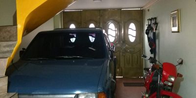 Venta de linda casa unifamiliar en el barrio los cerezos a 2 cuadras de la Av. Ciudad de Cali y de la calle 90, cercana a colegios, universidad minuto de Dios y a excelentes rutas de transporte ideal para quienes laboran al norte de la ciudad. La casa consta de garaje y/o local, cocina amplia 2 baños 4 habitaciones y una terraza de techo corredizo con zona social para hacer asados. 