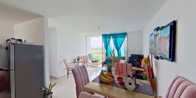 952FR9565

Acogedor apartamento de 65 m² en el conjunto Altos de Caribe Verde, ubicado en una zona de gran desarrollo y tranquilidad. Dispone de 3 habitaciones, 2 baños, cocina integral y balcón con agradable vista. Situado en el piso 8, dentro de una torre moderna con ascensor, ideal para disfrutar de comodidad y funcionalidad. De estrato 2 y con 6 años de antigüedad, este inmueble ofrece un ambiente familiar, seguro y bien ubicado, cercano a parques, colegios y vías principales. Perfecto para quienes buscan calidad de vida a un excelente precio.
