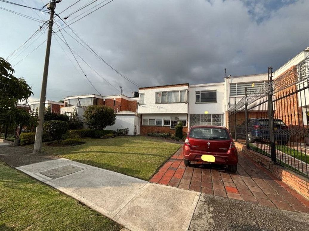 Casa de 5 alcobas en venta en Niza, Bogotá, 263 m² · foto 2 de 20