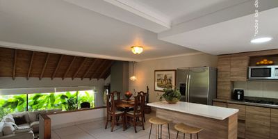 Casa de 3 alcobas en venta en La Macarena, Rionegro – lockybroker.com – Código: 19890

¡Vive en un entorno natural, seguro y exclusivo!
Esta hermosa casa ubicada en unidad cerrada en Rionegro, combina elegancia, amplitud y confort en un espacio lleno de luz y privacidad. Ideal para familias que buscan tranquilidad y conexión con la naturaleza sin alejarse de la ciudad.

Características del inmueble:

Estrato: 3

Área del lote: 214 m²

Área construida: 170 m²

Niveles: 3

Alcobas: 3

Baños: 4

Balcones: 3

Terraza: 1

Parqueadero: 1

Administración:  $870.000

Zonas sociales:
 Portería 24 horas
 Unidad cerrada con solo 24 casas
 Jardines y senderos naturales con más de 21.000 m² de zonas verdes
 Privacidad y seguridad total

 Sector La Macarena – Rionegro
Contáctanos hoy mismo y agenda tu visita con Locky Broker:
 www.lockybroker.com

 WhatsApp: 310 446 4612

 Puntos de referencia cercanos:

Aeropuerto Internacional José María Córdova 

Centro Comercial San Nicolás 

Hospital San Juan de Dios 

Universidad Católica de Oriente 

Parque Principal de Rionegro 

Parque San Antonio de Pereira 

Centro Comercial Rionegro Plaza 

Homecenter Rionegro