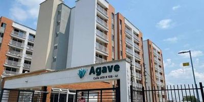 APARTAMENTO EN BOCHALEMA – AGAVE

Apartamento en venta de 52 Mts² 
Ubicado en un 1er piso con acceso por ascensor. Dispone de 2 habitaciones, 2 baños, sala comedor, cocina integral y zona de lavandería, con piso en cerámica en todas sus áreas para facilitar el mantenimiento y brindar una sensación de amplitud y frescura. El conjunto ofrece un ambiente tranquilo y familiar, con zonas verdes, parque infantil, piscina, salón social y vigilancia privada las 24 horas. Parqueadero comunitario. Su excelente ubicación permite disfrutar de la cercanía al centro comercial Bochalema Plaza, almacenes como Dollarcity, D1 y Ara, el colegio Pío Franciscano XII y la Universidad Autónoma de Occidente, además de contar con paradas del MIO y vías de acceso como la Carrera 109 y la Calle 60B. Un lugar ideal para vivir cómodamente y disfrutar de cada espacio.
LP
INFORMES:
--- 300 8512454 --- 300 2108376 ---
