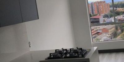 Se vende un apartamento en el piso 16 del edificio Colina 163 ubicado en el barrio Gilmar de Bogotá D.C. Construido en el año 2021, esta propiedad cuenta con una superficie total de 30.78 m² y una superficie cubierta de 36.5 m². Con una distribución de 2 habitaciones, 1 baño, cocina integral, cuarto de lavado y armarios empotrados, este apartamento se encuentra en buenas condiciones. Entre los servicios disponibles en el edificio se incluyen una piscina, áreas de juegos infantiles, área de asador, ascensor, cancha de fútbol, cancha de tenis, zonas verdes, portería y seguridad las 24 horas. Con una ubicación estratégica en Suba, este apartamento es ideal para aquellos que buscan comodidad y seguridad en la capital colombiana DSW-356 
