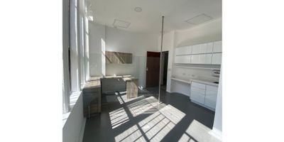 Venta de consultorio ubicado en el Centro Comercial Sancancio Lugar estratégico ya que se encuentra en el centro médico de especialistas con acceso para personas discapacitadas, acceso peatonal, con opción de parqueadero para los clientes, cuenta con sala de espera, servicio de recepción, el valor de la administración está incluido los servicios de aseo, energía eléctrica y agua. Cerca a supermercados, iglesias, buen flujo vehicular. Desarrollado en 21m2 con un espacio con división, espacio para baño privado, pisos en porcelanato. 

Contáctanos para mas información 3122092858!
