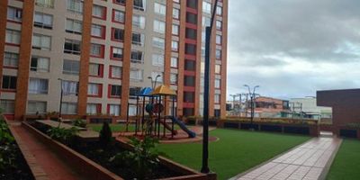 Este apartamento esta ubicado en zona de expansión y desarrollo, construcción reciente constructora Bolívar, piso alto 14 conjunto con áreas comunes 4 living, salón social, zona de bbk , se encuentra en el Conjunto Residencial 176 Park, ubicado en la localidad de Suba, entre la zona de villa del prado, y nueva zalanda de Bogotá D.C. El inmueble cuenta con 1 habitación, 1 baño, cocina integral abierto, zona de ropas independiente , closet, calentador y gas de red. Tiene una superficie techada de 40.43 m² y una superficie total de 34.05 m², construido en el año 2021. La propiedad se encuentra en buen estado y está actualmente rentando ideal como inversión o para habitar. Su ubicación estratégica ofrece fácil acceso calle 183, calle 170 autopista, comercio de barrio, cerca de centros comerciales, supermercados, restaurantes servicios de droguerías y comercios en la zona.

 DSA-543
