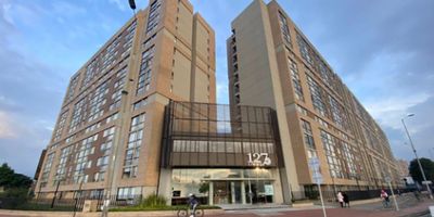 37m² en el desarrollo 127 Living P.H. Ubicado en Suba, Bogotá D.C., en una zona residencial y tranquila. Año 2020 en excelente estado. Cuenta con 1 habitación, 1 baño, cocina integral, área de estudio/oficina y sala. Además, ofrece servicios como parqueadero comunal, zona de lavanderia, coworking, gimnasio, sala de juegos, salón de eventos, seguridad privada, área recreativa y más. Accesible para adultos mayores y personas con discapacidad y estacionamiento de visitas. DSW-827 
