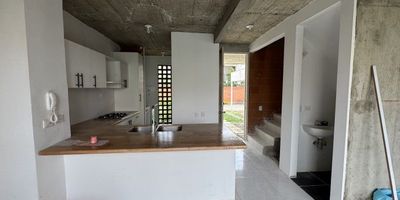 A solo 15 minutos de Cali, esta maravillosa casa de dos niveles, para estrenar, está esperándote para dar tu toque personal y terminar de embellecer con la obra blanca, la cual está avanzada aproximadamente en un 70%.
Cuenta con una de las mayores áreas de lote del condominio, en el primer nivel tiene parqueadero para tres vehículos, hermosa cocina integral abierta, zona de oficios, baño social, y sala comedor que a través de ventanales se integra a amplia y hermosa zona verde interna.
El segundo nivel cuenta con tres habitaciones, las dos auxiliares comparten baño y la principal tiene baño privado.
El condominio ofrece salón social con cocineta, baños, piscinas de adultos y niños, juegos infantiles, cancha de futbol, y w.c. para mascotas.
Contáctanos para tener el gusto de enseñarte el hogar de tus sueños!!