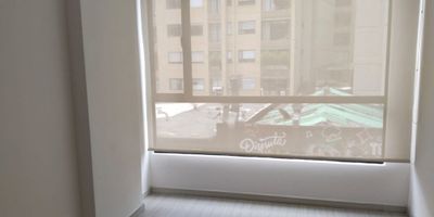 ¡Vive con estilo en un espacio moderno y funcional!
Este apartaestudio se encuentra en una ubicación estratégica, cerca de todo lo que necesitas. Ubicado en un edificio contemporáneo con ascensor y espectaculares zonas comunes: gimnasio, zona BBQ, coworking, piscina, jacuzzi y sala de reuniones.

Disfruta de un ambiente acogedor y práctico con cocina equipada (mini nevera y horno microondas), baño privado, habitación abierta con blackout y piso laminado.
Perfecto para quienes buscan comodidad, diseño y una excelente inversión en un entorno moderno y seguro.

Incluye Administración y caldera