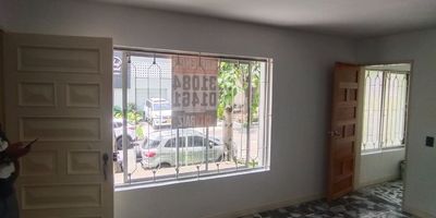 Descubre este espectacular apartaestudio en arriendo ubicado en el corazón de Laureles, con 41 m² perfectamente distribuidos para brindar comodidad y estilo. Cuenta con 1 habitación amplia, 1 baño moderno, zona de ropas independiente de gran tamaño, una sala espaciosa ideal para relajarte o recibir visitas, cocina integral, red de gas y calentador a gas. Ubicado en un primer piso de fácil acceso, este espacio combina funcionalidad y ubicación estratégica, ideal para quienes buscan vivir con tranquilidad pero cerca de todo lo que importa. ¡No pierdas la oportunidad de hacer de este lugar tu nuevo hogar! ¡City Raíz busca su tranquilidad! - Código: 19859 Contáctanos por WhatsApp al 310 840 1461 o llamándonos al 604 411 7372 www.cityraiz.com