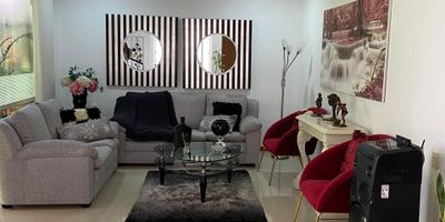 casa de 220 m² en un exclusivo conjunto residencial. Con un lote de 230 m², el hogar cuenta con 3 habitaciones, cada una con su propio baño y Vestier, y la alcoba principal con el beneficio de dos vestieres individuales. Disfruta del jardín privado y las dos terrazas, o aprovecha los espacios sociales separados de la sala y el comedor. Casas separadas por corredores de jardines.

La unidad residencial completa el estilo de vida con piscina climatizada, turco, gimnasio equipado, salón social y canchas deportivas. Las casas, separadas por jardines, aseguran la máxima privacidad. Con dos parqueaderos cubiertos y una administración de $552,874,  predial 6.200. millones anual esta es la oportunidad perfecta para una vida familiar de alta calidad.