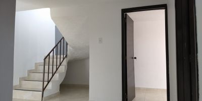 amplio apartamento compuesto de dos nivles con terraza 3 habtaciones  2 baños  