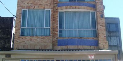 Bodega agradable con todos sus servicios luz trifacica seguridad las 24 a 10 minutos del aeropuerto a tres cuadras de nuestro Bogotá y vivero ( calle 68) facilidad de parques. Cel  tres diesiseis cinco cincuenta tres veinticinco veintiocho.