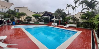 Venta de acogedora casa en unidad cerrada al sur de Cali, en el barrio Refugio, con excelente ubicación cerca de universidades, colegios y transporte público. En el primer nivel cuenta con sala, comedor, baño social, cocina integral, cuarto de servicio con baño, zona de ropas y un patio ornamental que brinda frescura y luz natural. En el segundo nivel se encuentra la habitación principal con baño privado y un estudio o cuarta alcoba; en el tercer nivel, dos habitaciones adicionales y un baño de alcobas. La unidad ofrece parqueadero, cuarto útil, zonas sociales con piscina, juegos infantiles y seguridad permanente. Se muestra con cita previa.