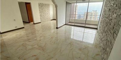 Duplex, salón comedor, pisos en ceramica, cocina integral abierta remodelada, 04 habitaciones, con closet, 03 baños cabinados, red de gas, calentador, balcón, parqueadero

cubierto, cuarto útil.

Porteria 24 horas, parqueadero visitantes, piscina, turco, zonas verdes, juegos infantiles.

Unidad cerca a la iglesia del padre Marianito, Universidad Ces, comoda , tranquila , muy campestre.

Intermobiliaria Poblado S.A.S.
