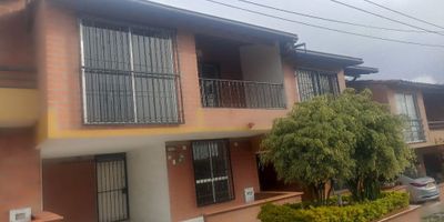 Casa en arriendo en Rionegro sector el porvenir. 
Cuenta con 150m2, 2 niveles, 3 habitaciones con clóset, 2 baños completos, sala comedor, cocina semi integral, patio de ropas, garaje cubierto. 
Sector privilegiado por su ubicación y cercanía a transporte público, centros comerciales, hospitales, iglesias, cerca a la vía para el tunel.